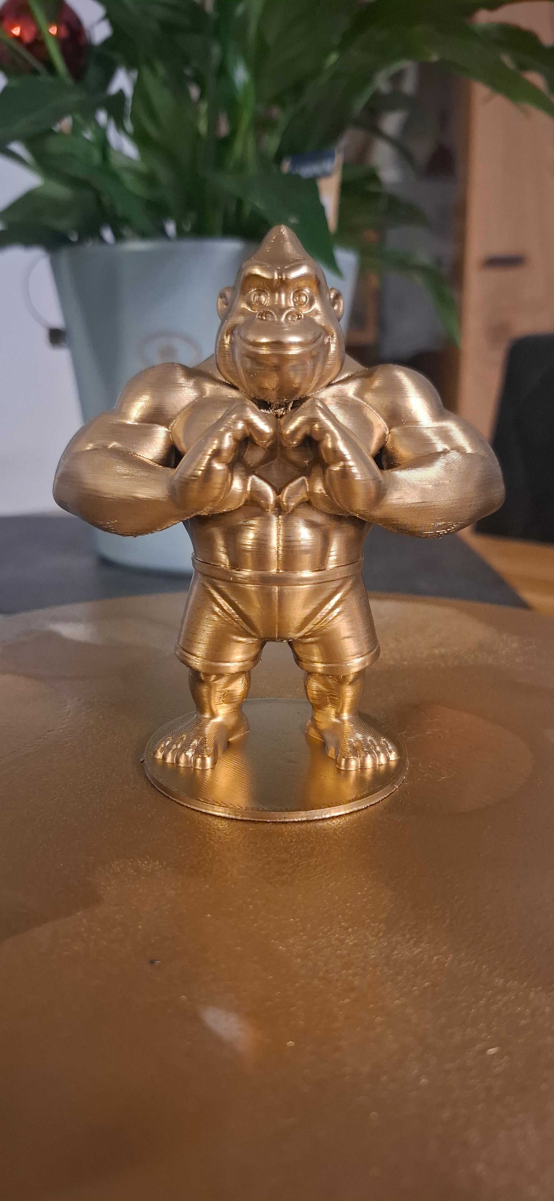 Bodybuilder Gorilla – 3D-Druck Figur in Gold | Muskel-Gorilla mit Herz-Geste | Lustige Deko & Geschenkidee | 3DFUX Unikat“