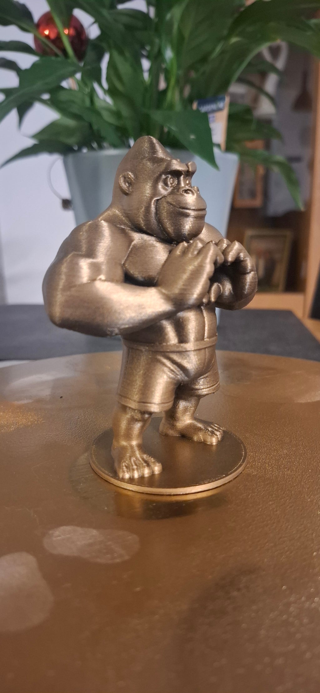 Bodybuilder Gorilla – 3D-Druck Figur in Gold | Muskel-Gorilla mit Herz-Geste | Lustige Deko & Geschenkidee | 3DFUX Unikat“