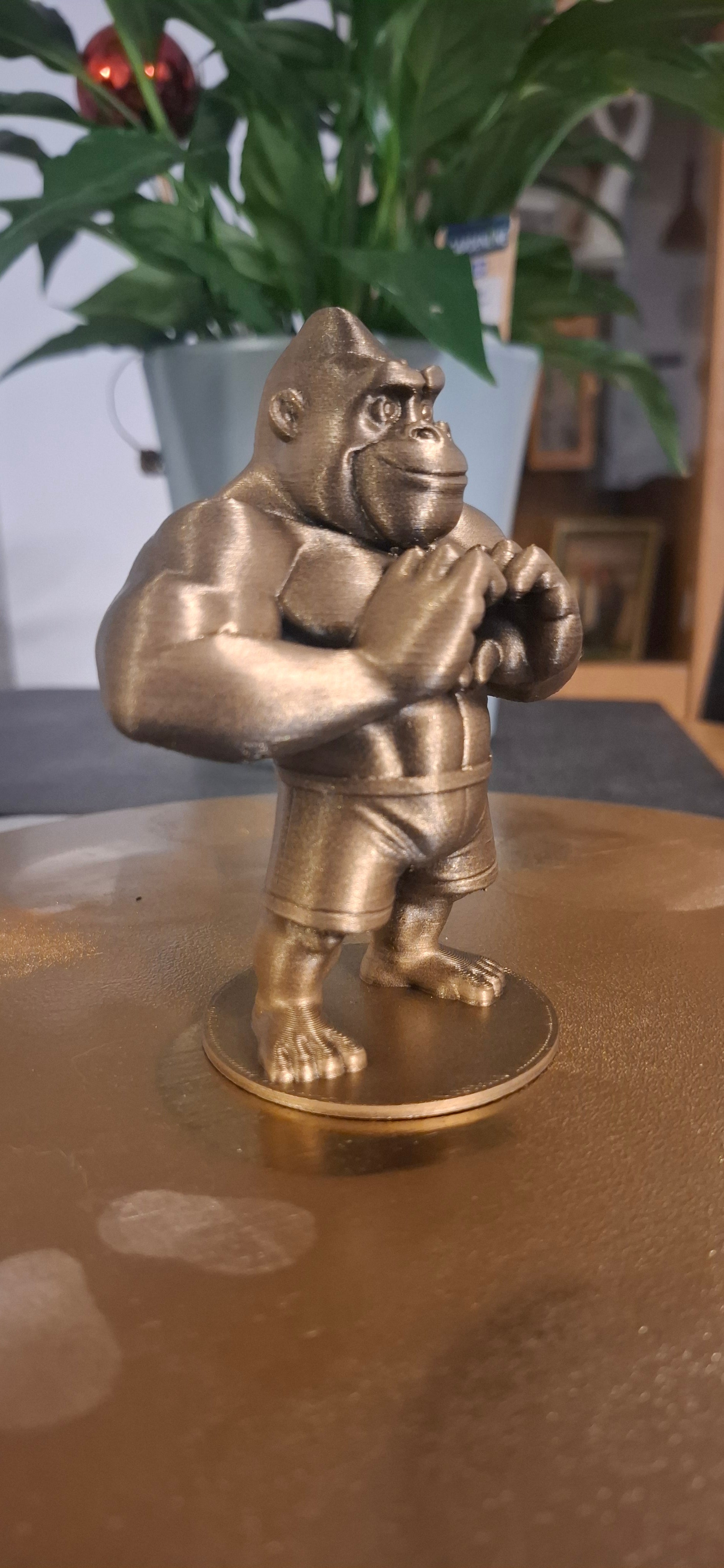 Bodybuilder Gorilla – 3D-Druck Figur in Gold | Muskel-Gorilla mit Herz-Geste | Lustige Deko & Geschenkidee | 3DFUX Unikat“