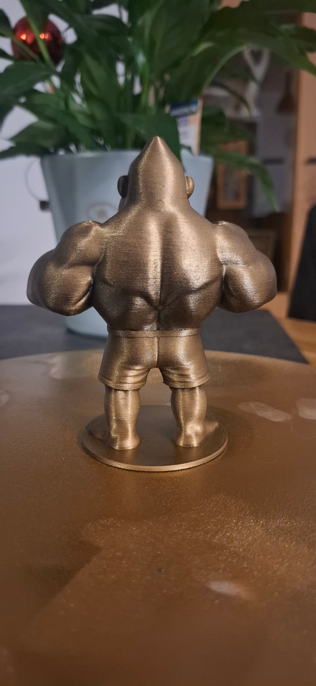 Bodybuilder Gorilla – 3D-Druck Figur in Gold | Muskel-Gorilla mit Herz-Geste | Lustige Deko & Geschenkidee | 3DFUX Unikat“