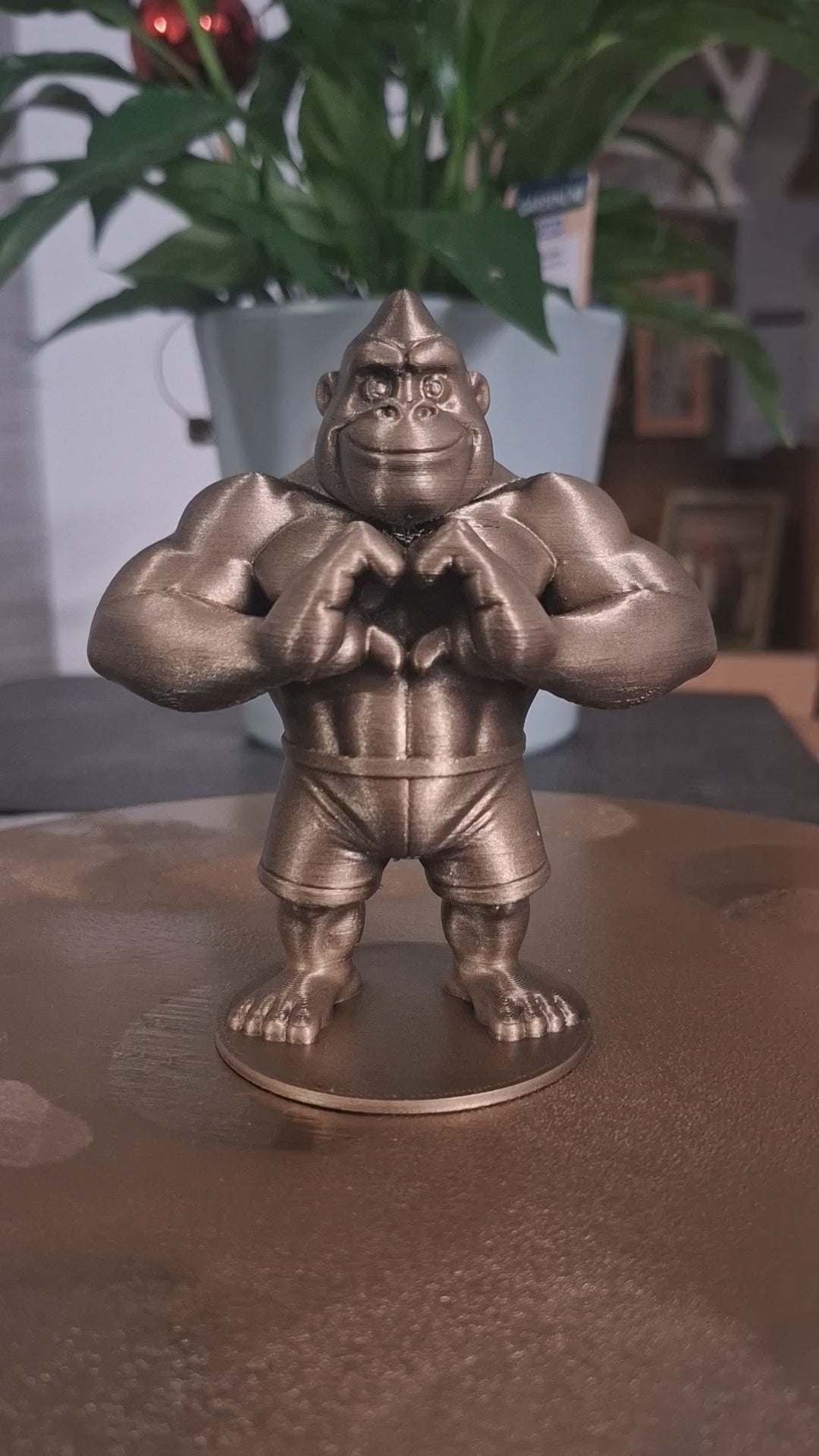Bodybuilder Gorilla – 3D-Druck Figur in Gold | Muskel-Gorilla mit Herz-Geste | Lustige Deko & Geschenkidee | 3DFUX Unikat“